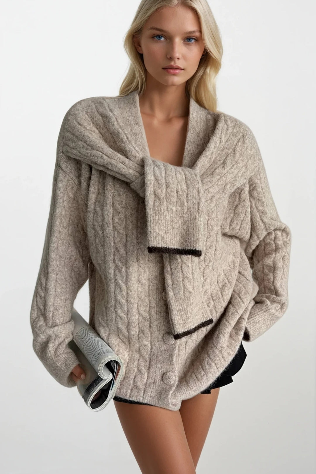 Aksesuar Detay Örgülü Bej Triko Hırka