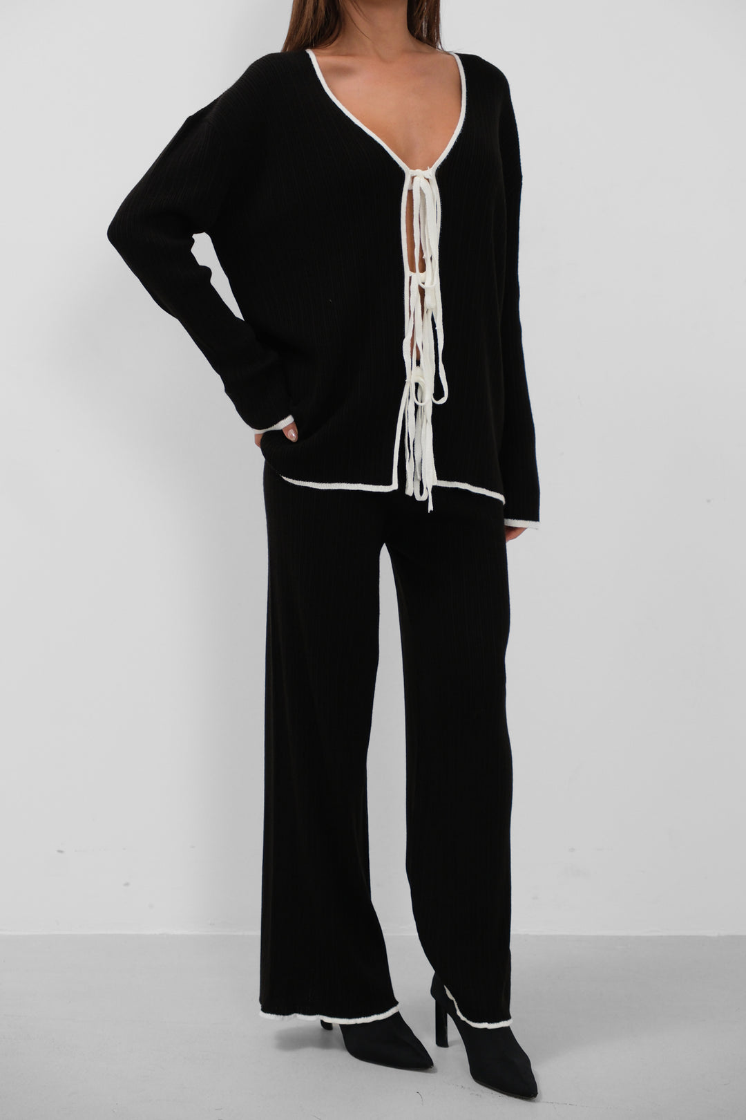 Bağcıklı ve Biye Detaylı Hırka Pantolon Triko Siyah Takım