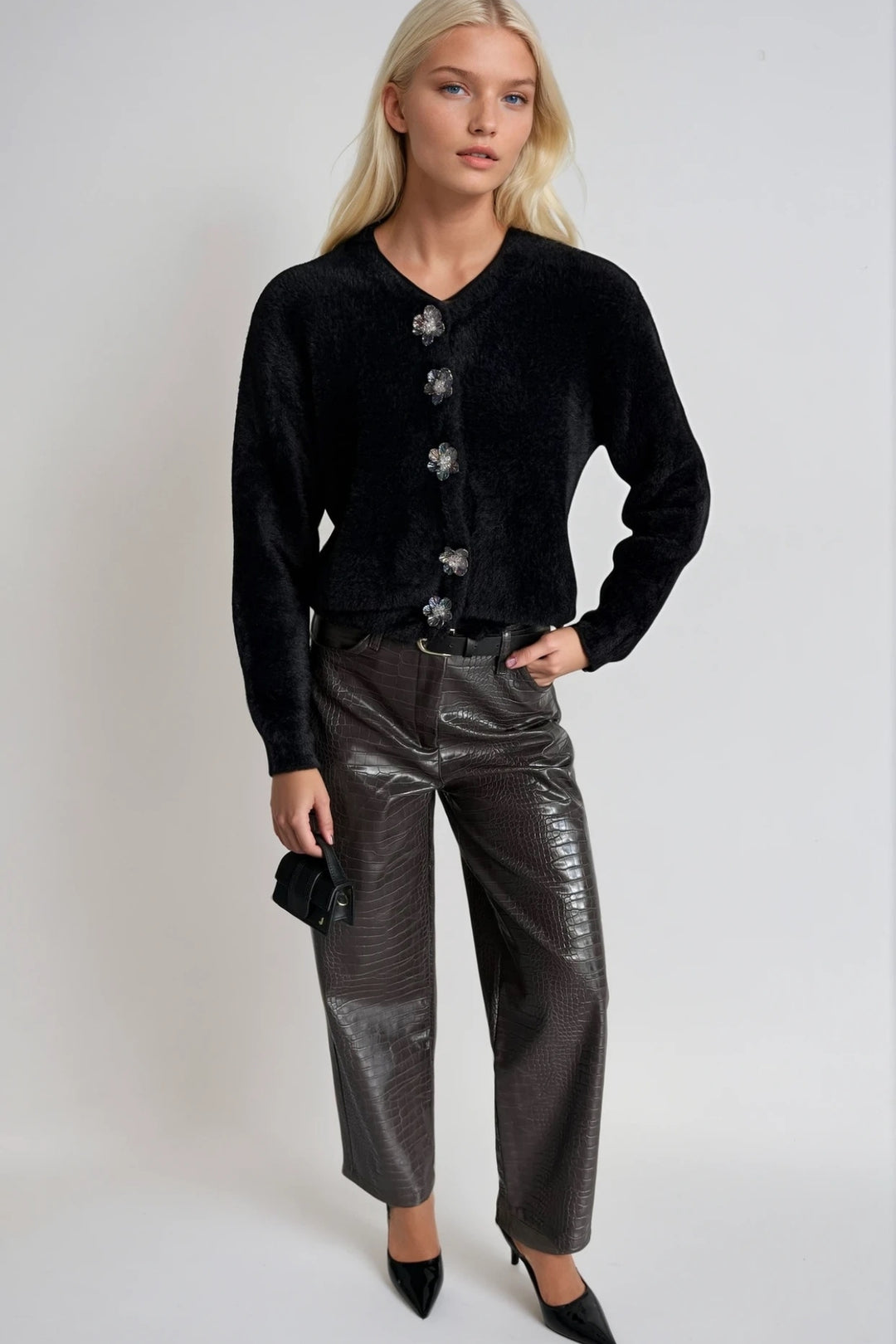 Çiçek Aksesuarlı Yumuşak Dokulu Siyah Triko Hırka