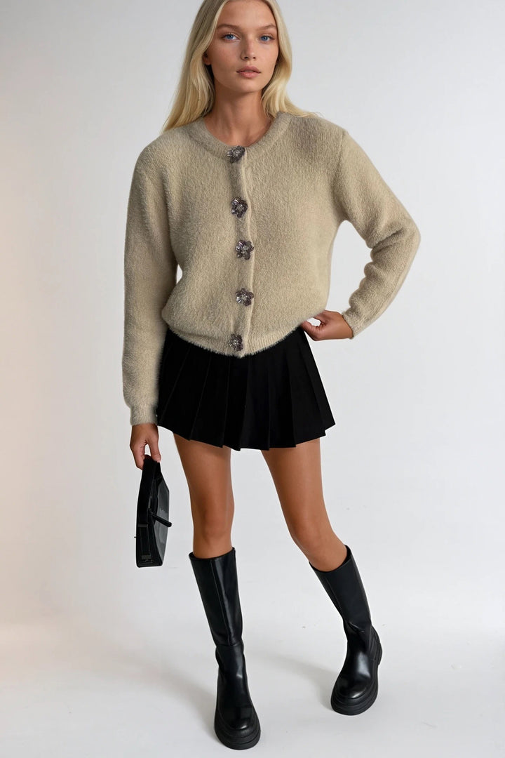 Çiçek Aksesuarlı Yumuşak Dokulu Bej Triko Hırka