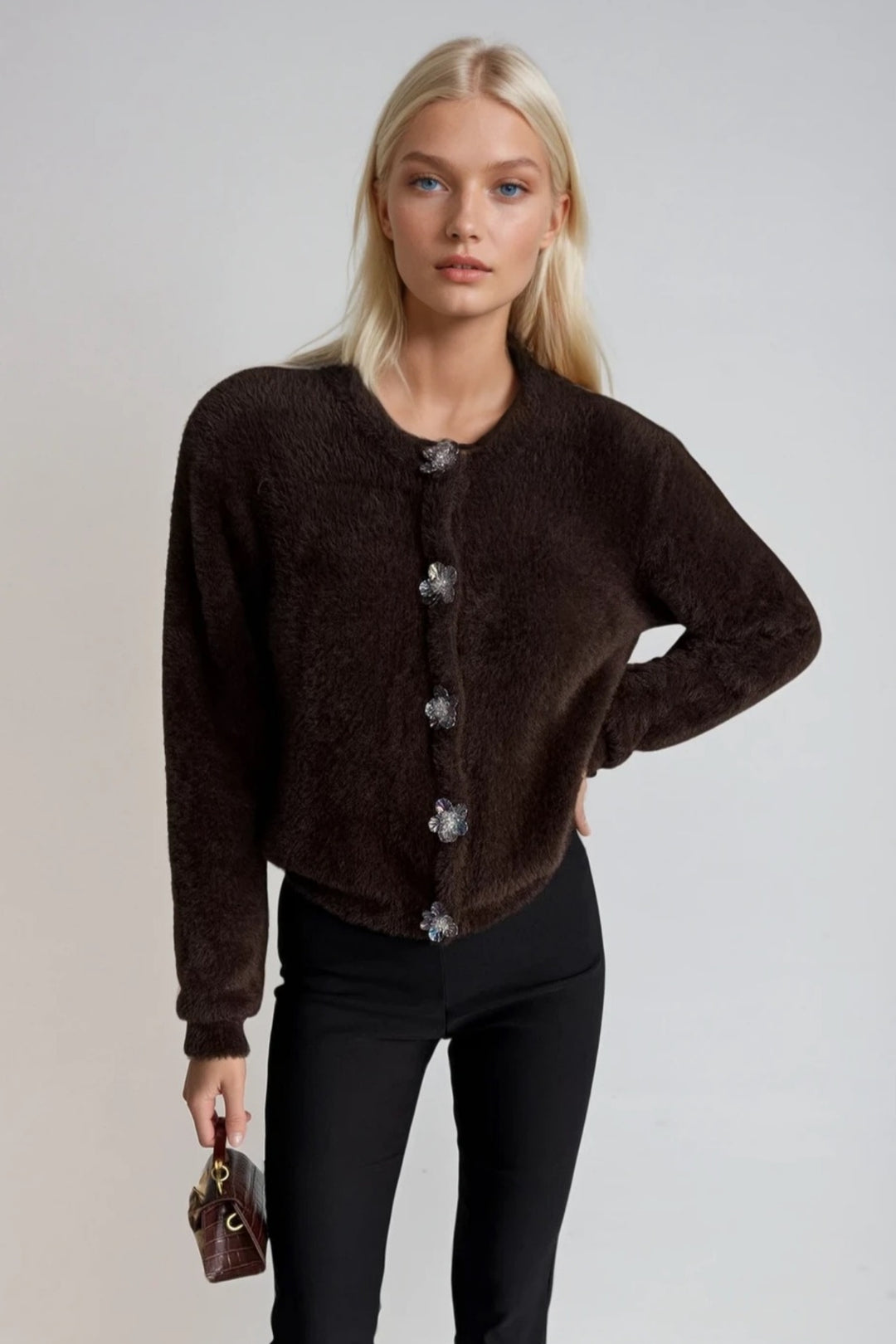 Çiçek Aksesuarlı Yumuşak Dokulu Kahverengi Triko Hırka