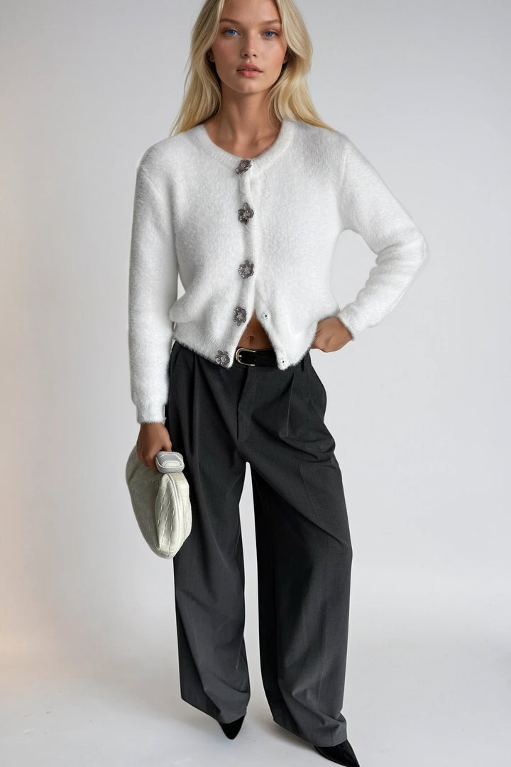 Çiçek Aksesuarlı Yumuşak Dokulu Ekru Triko Hırka