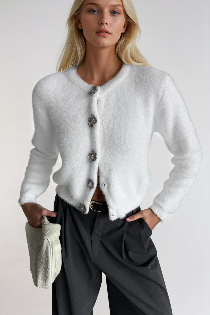 Çiçek Aksesuarlı Yumuşak Dokulu Ekru Triko Hırka