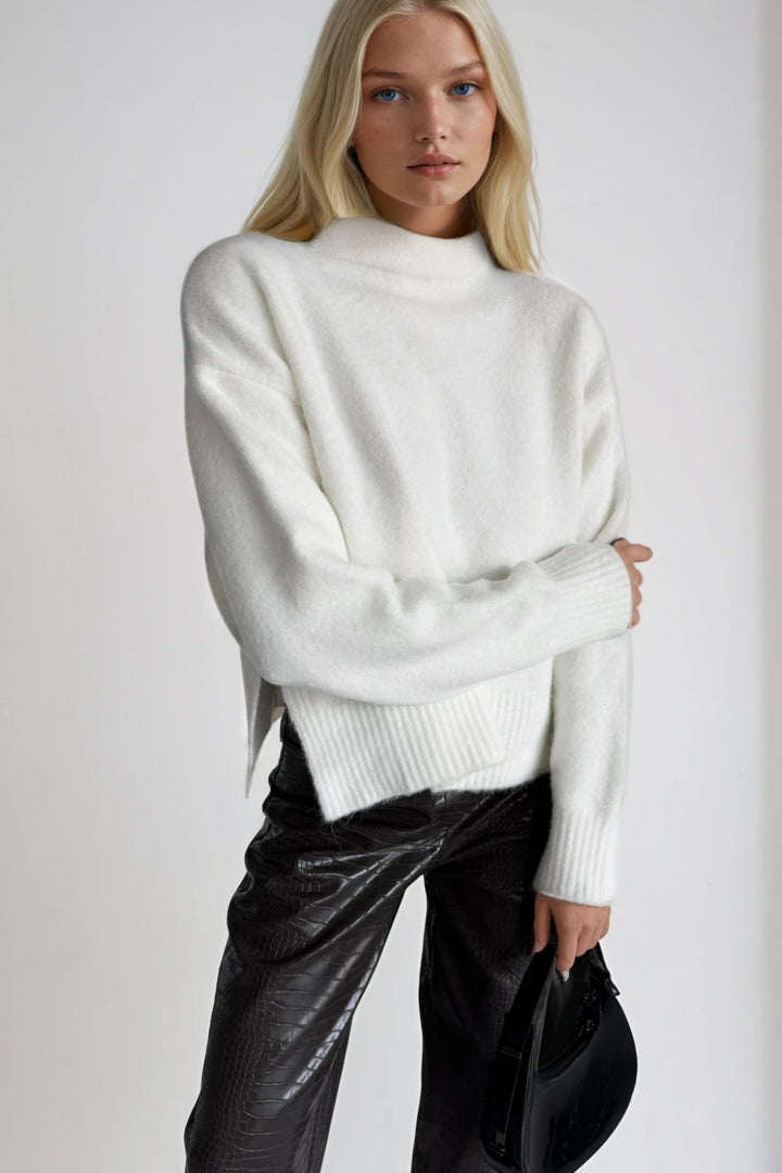 Dik Yaka Yanı Yırtmaçlı Ekru Crop Triko Kazak