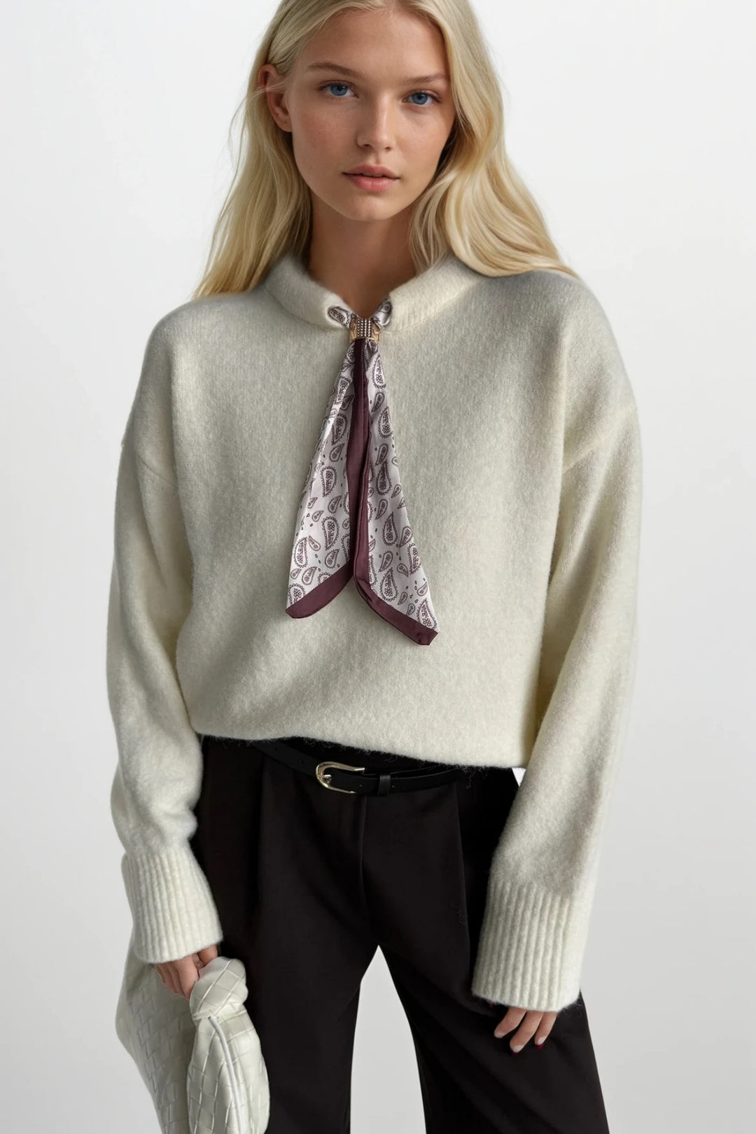 Fular Detay Ekru Triko Kazak