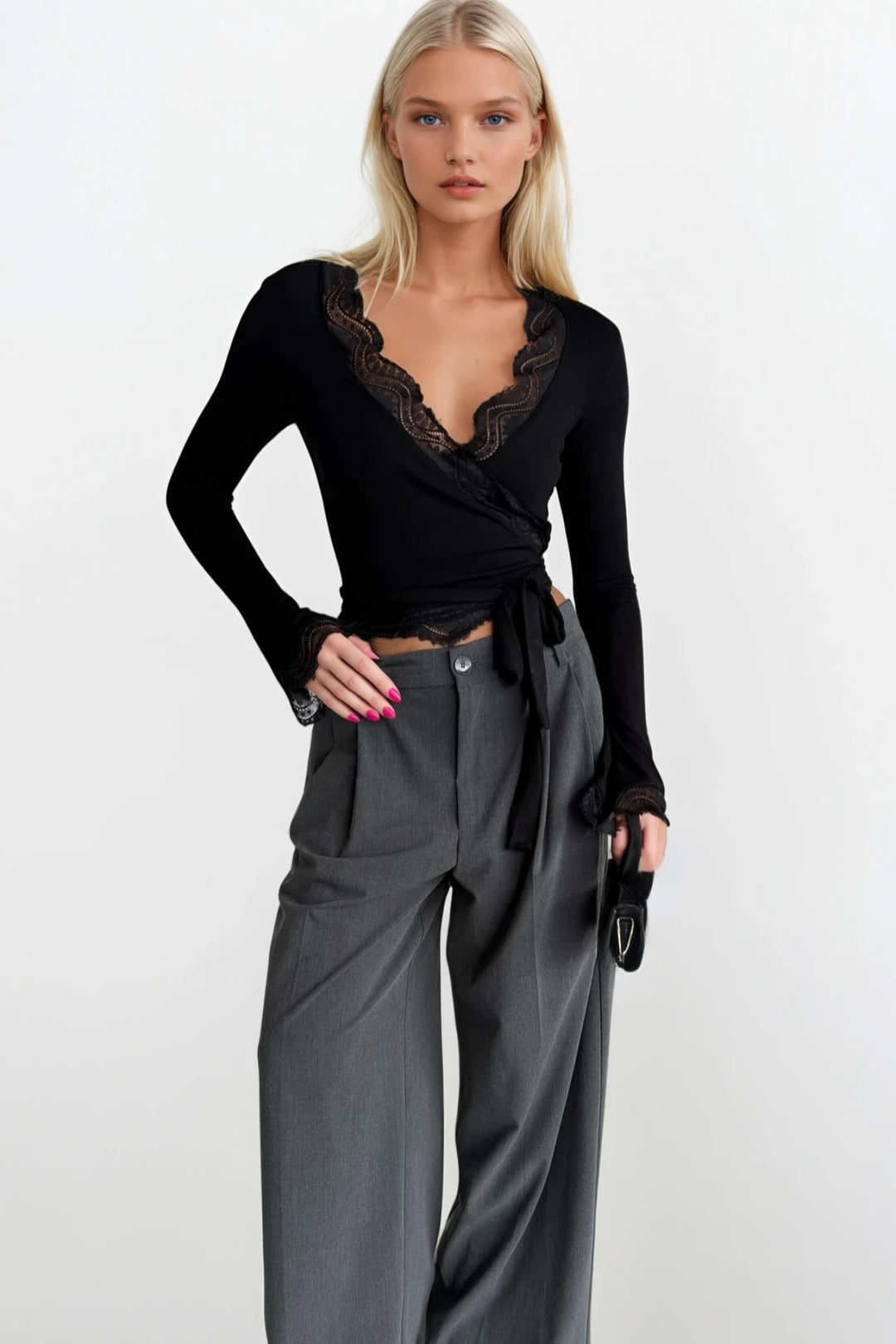 Kruvaze Bağlamalı Dantelli Siyah Bluz