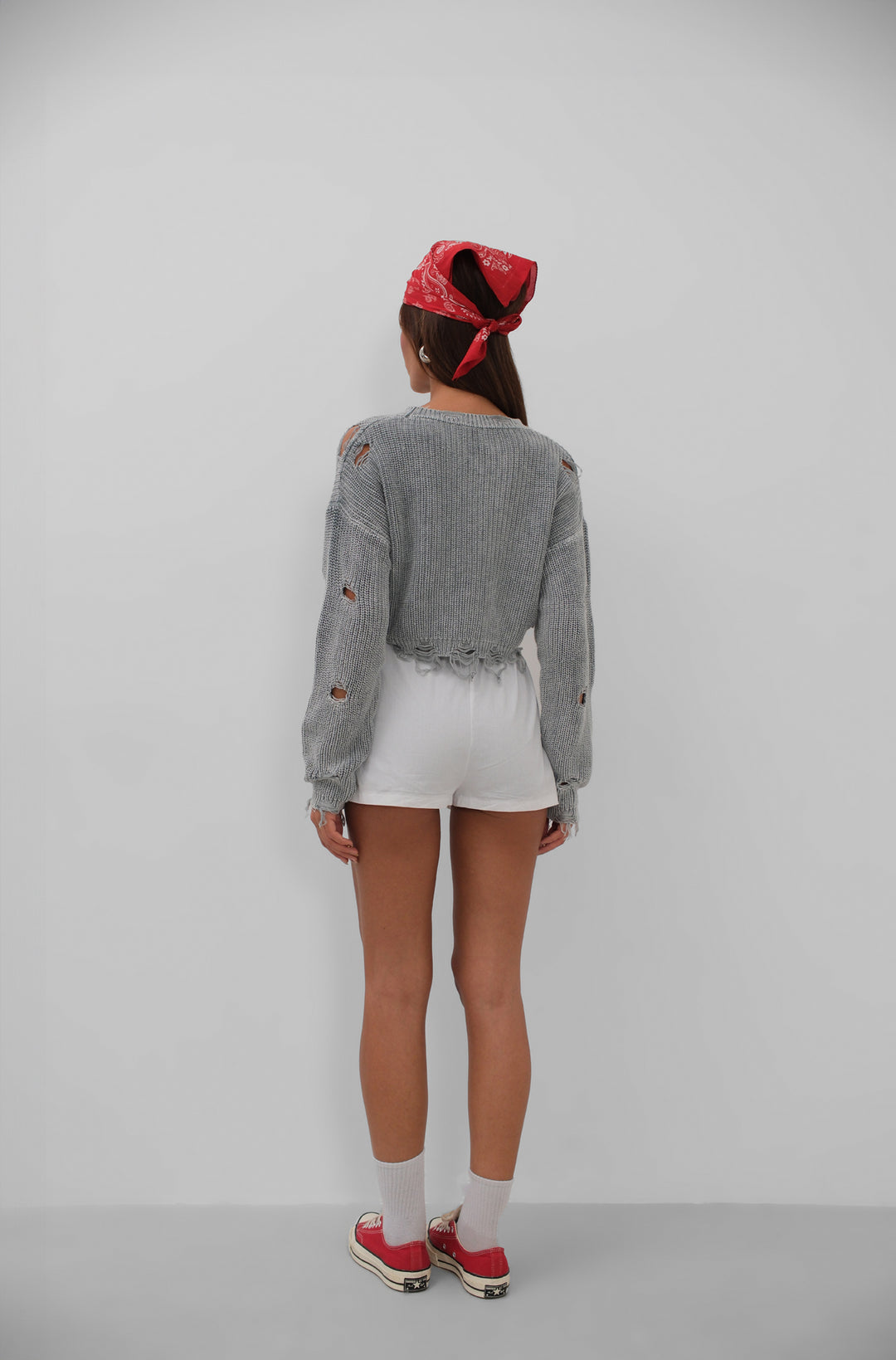 Lazerli Nakışlı Yıkamalı Crop Gri Kazak