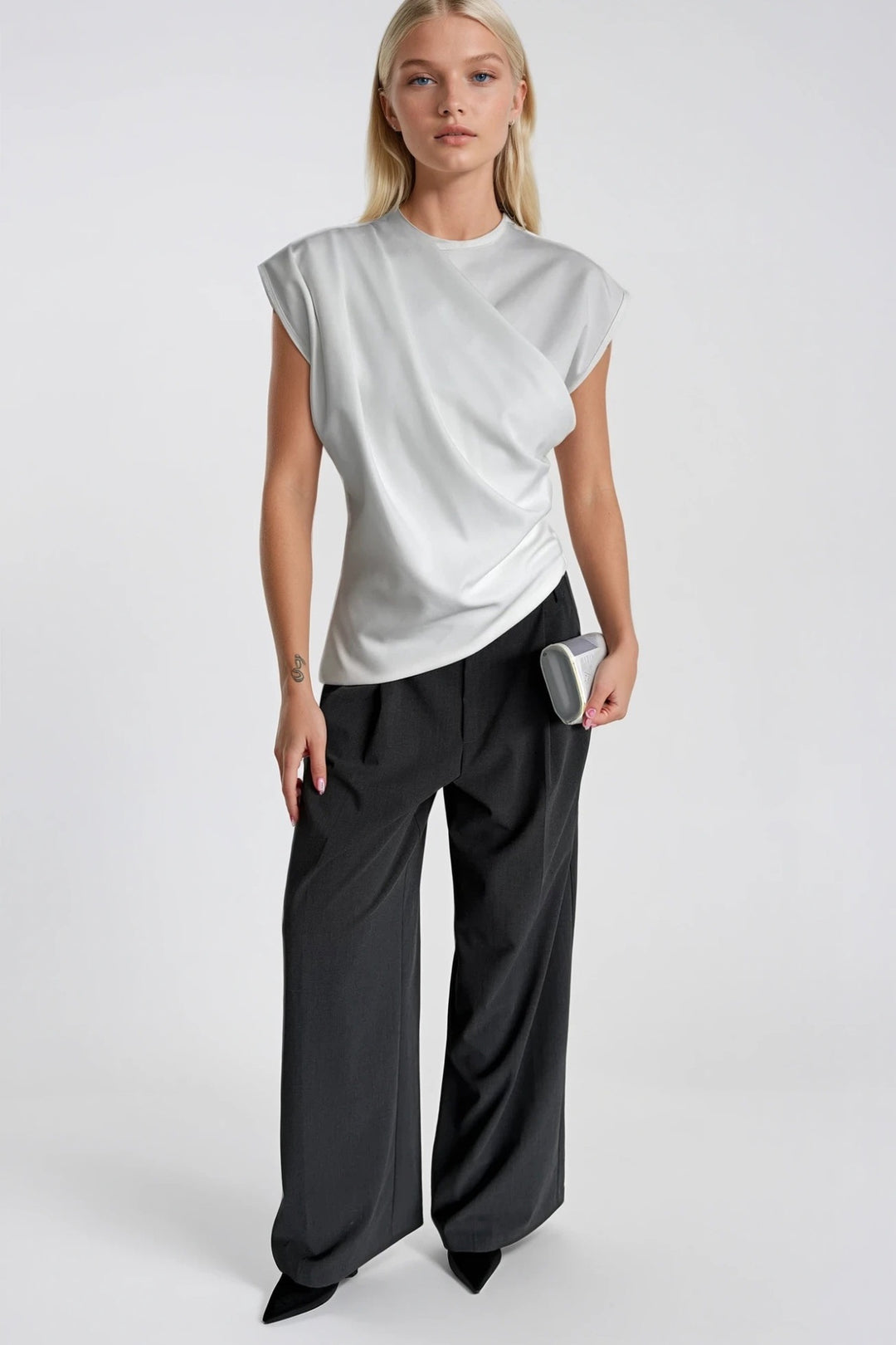 Omuz Büzgülü Sıfır Kol Beyaz Bluz