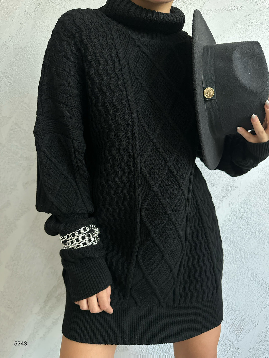 Oversize Boğazlı Siyah Örgü Kazak