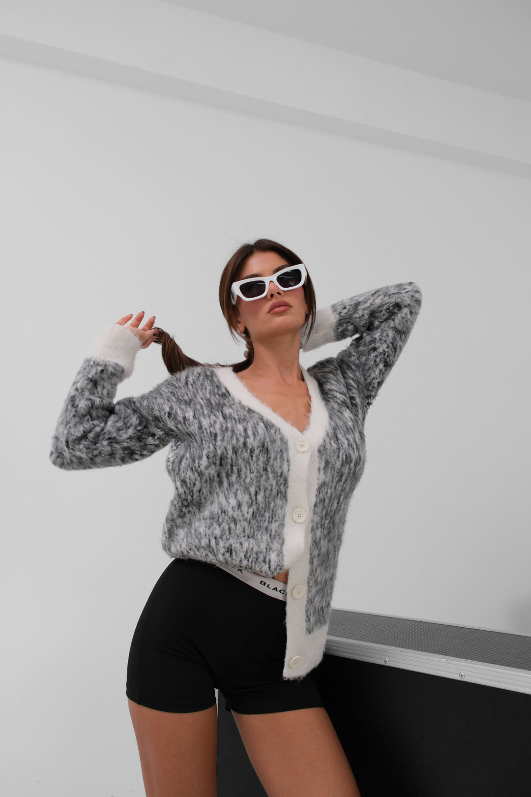 Sakallı Kontrast Renkli Açık Gri Triko Hırka