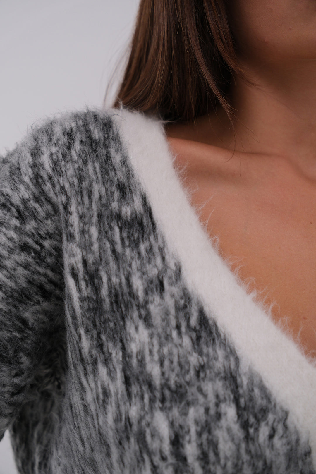 Sakallı Kontrast Renkli Açık Gri Triko Hırka