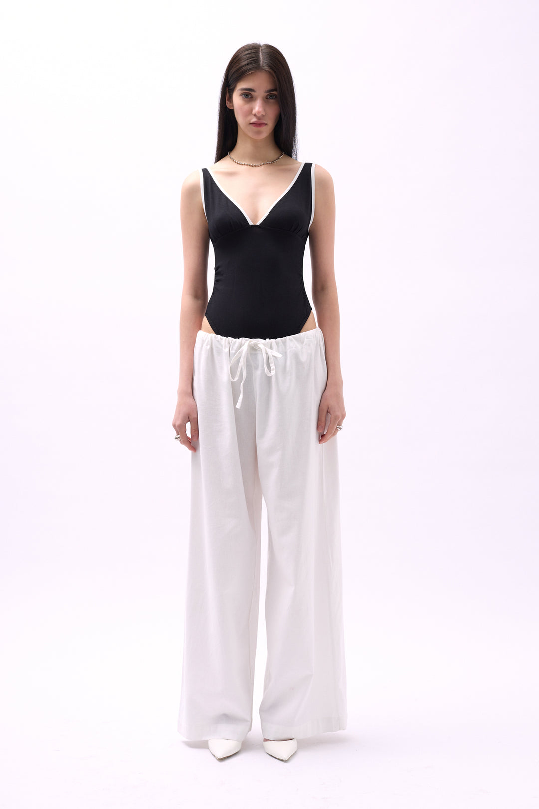 V Yaka Şerit Detay Siyah Bodysuit