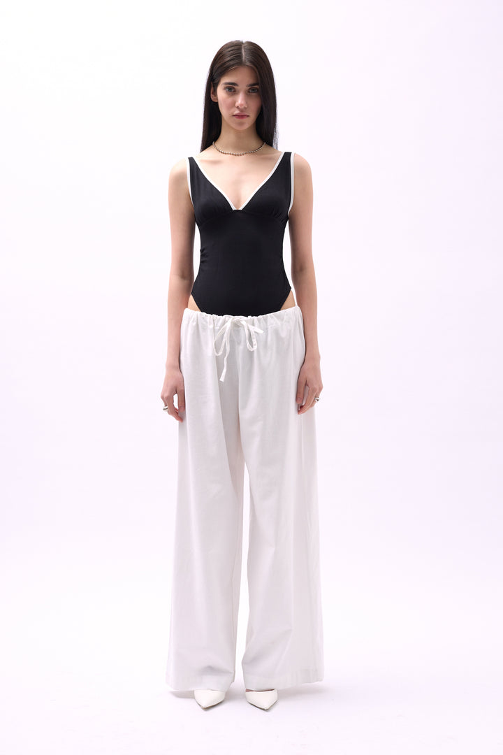 V Yaka Şerit Detay Siyah Bodysuit