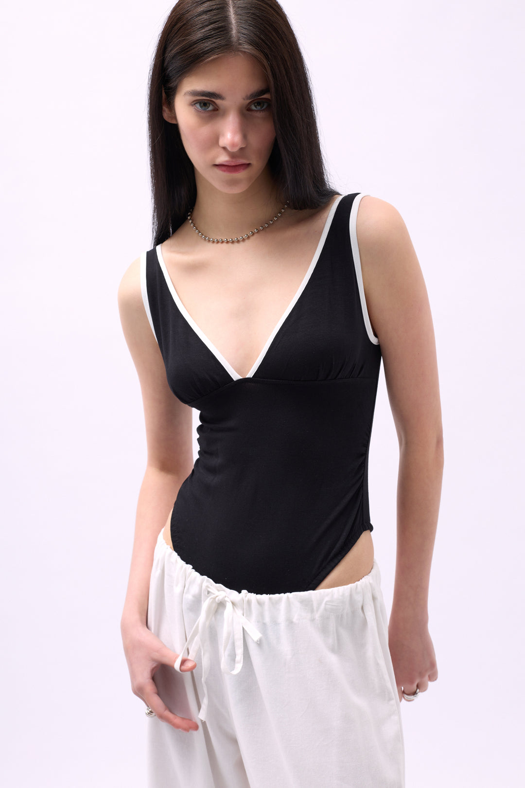 V Yaka Şerit Detay Siyah Bodysuit