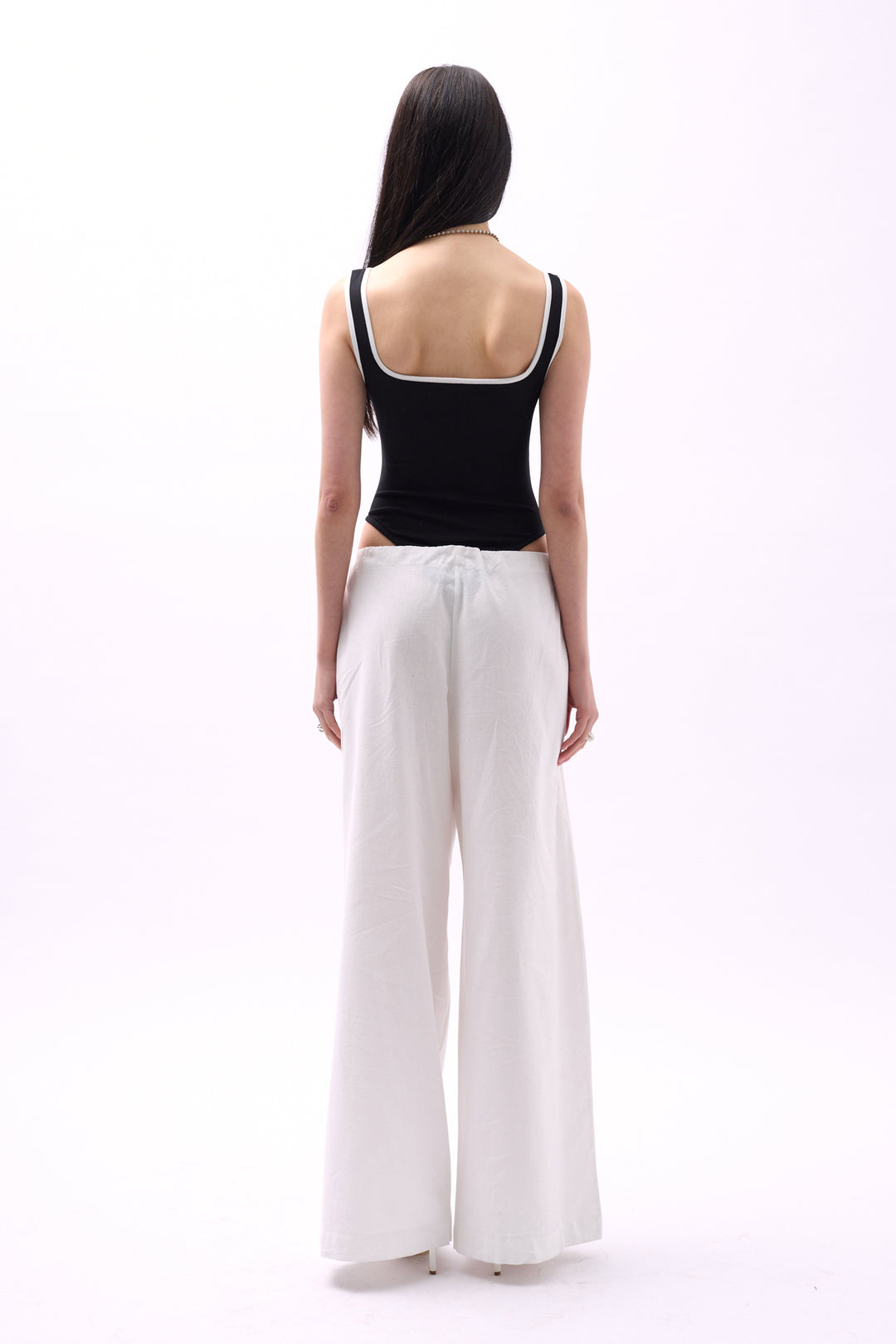 V Yaka Şerit Detay Siyah Bodysuit