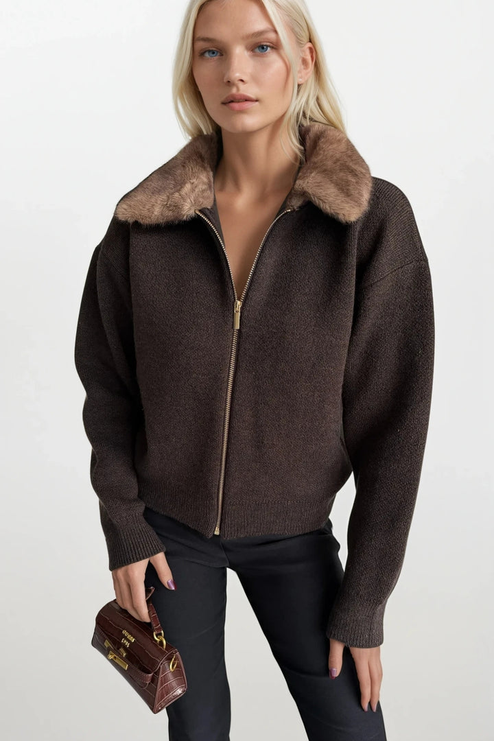 Yaka Kürk Detay Fermuarlı Kahverengi Triko Kazak