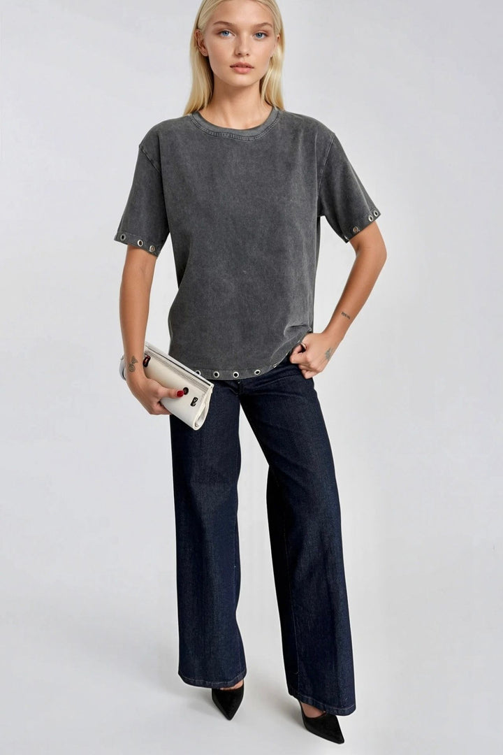 Yıkama Efektli Kuşgözü Detay Siyah Tişört