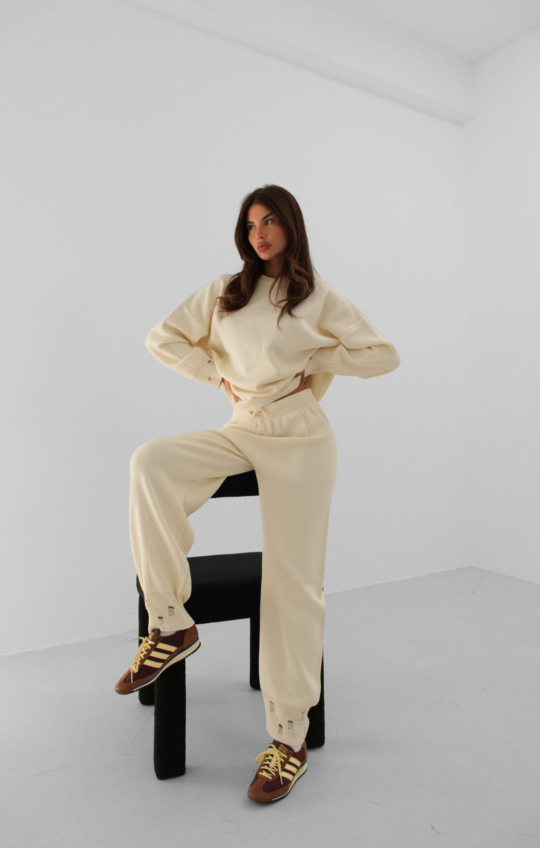 Yırtık Detaylı Ekru Jogger Triko Eşofman